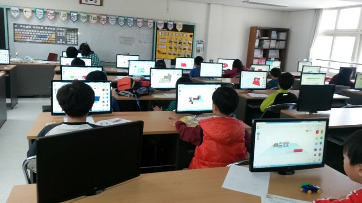 3D프린터 수업 현장에서 학생들이 활동하는 모습